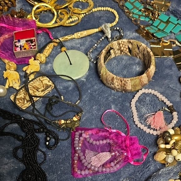 Elegant Gold and Silver Women's Jewelry Set - Picture 8 of 12